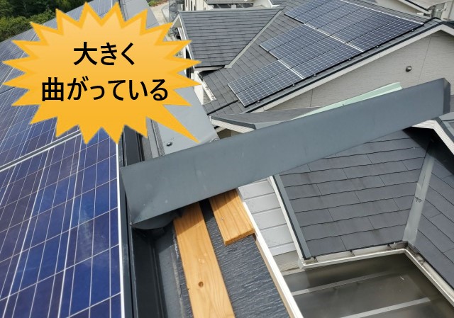 屋根上から見た落下しかけている棟板金